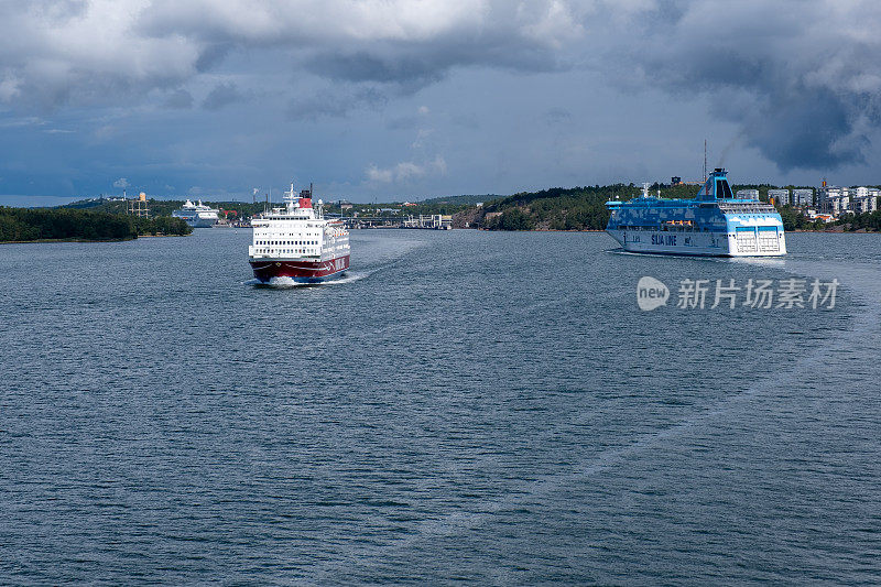 大型客轮进出马里厄姆港。由Viking line运营的MV Rosella通过MV Galaxy。